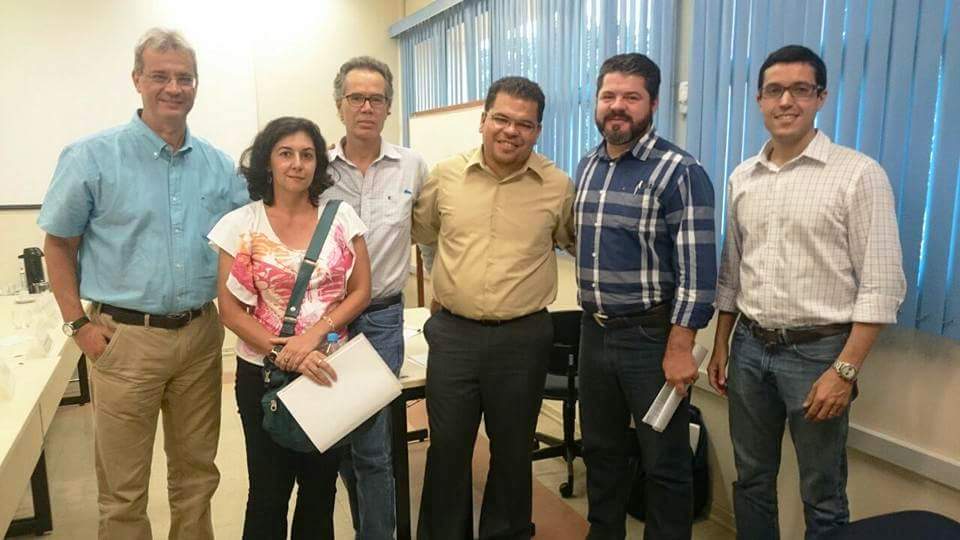 Professor Ribamar Nunes (ao centro, de bege) defendeu a tese em 2017